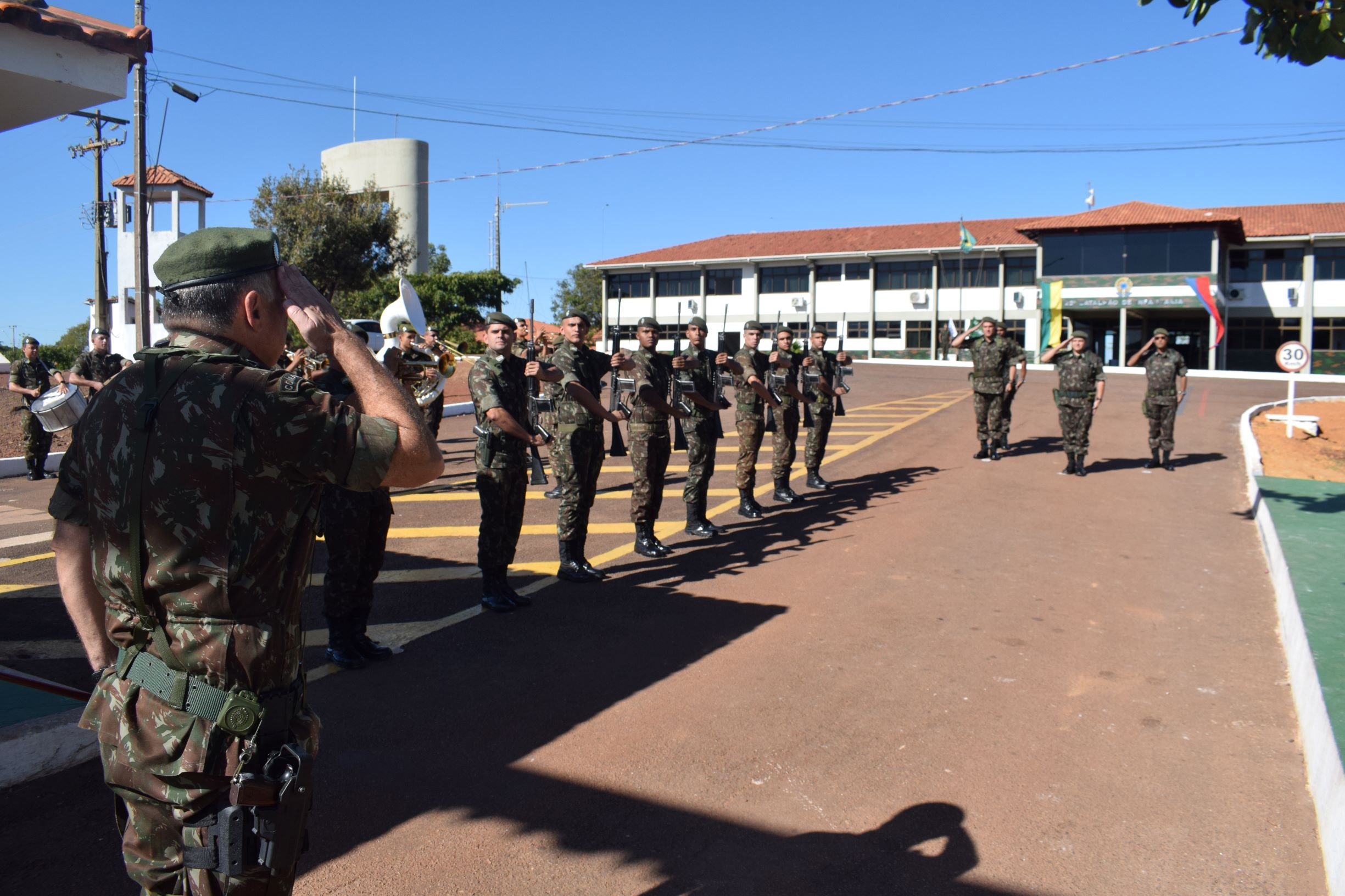 Comandante Militar do Planalto realiza visita ao Batalhão Tocantins