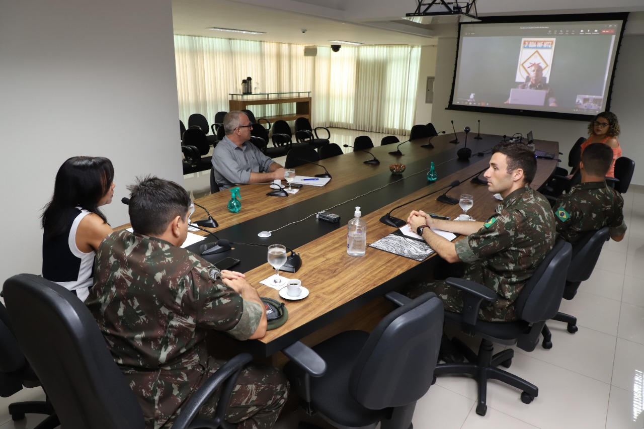 Exército celebra Acordo de Cooperação Técnica com o SENAI para capacitação de pessoal na área de manutenção automotiva no Tocantins.